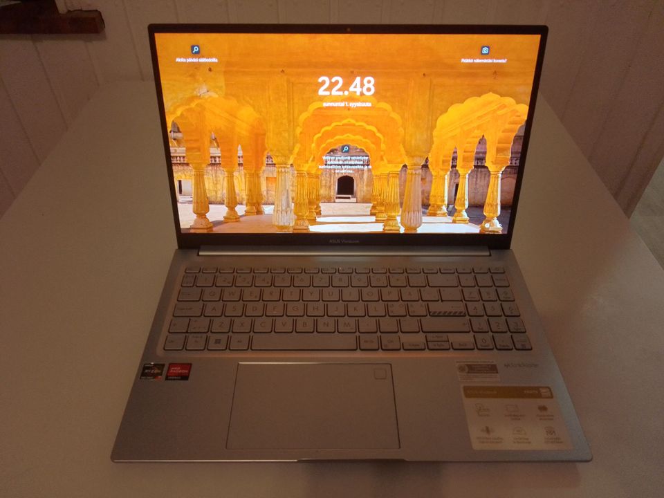 ASUS Vivobook 15 OLED Kannettava tietokone