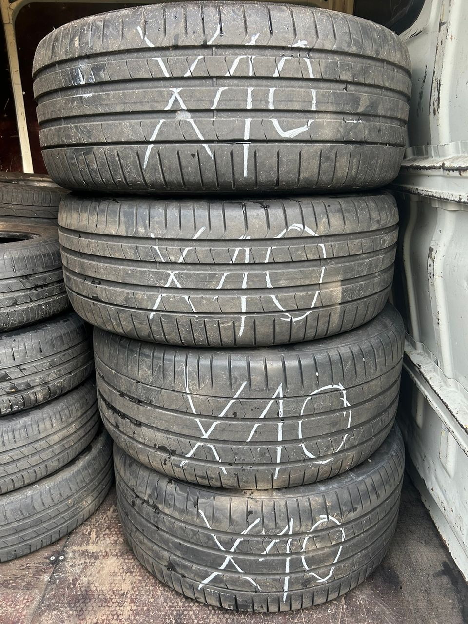 Renkaat 305/40/20 & 275/45/20 Pirelli 2+2 kpl