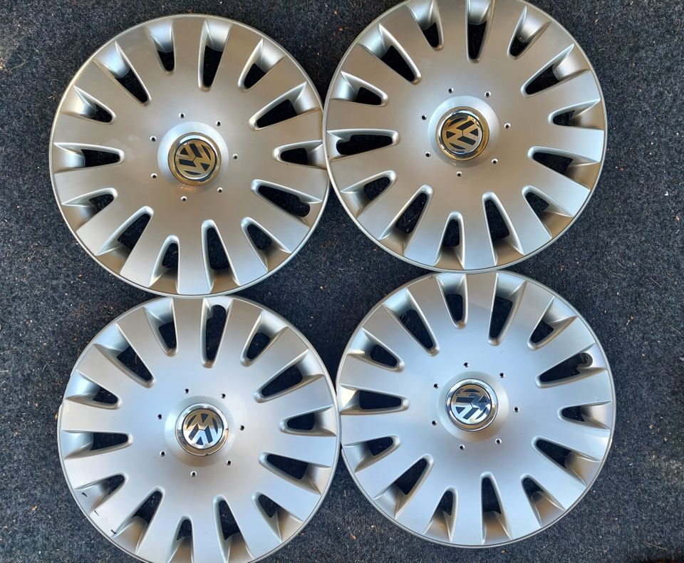 Volkswagenin pölykapselit 16"