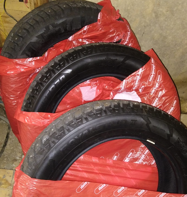 Royal Black Royal Stud II 275/55R20 talvirengas x 4