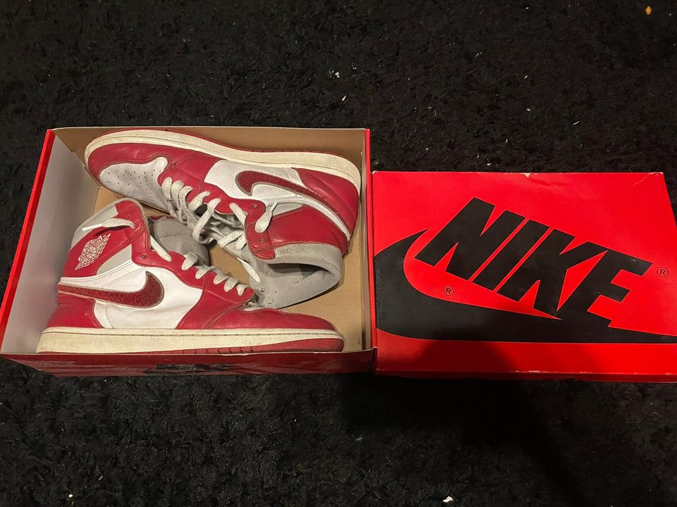 Myydään jordan 1 high varsity red kengät