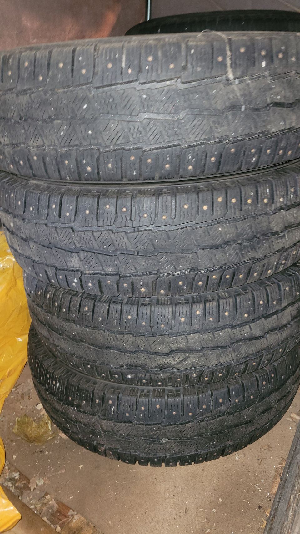 Toyota hilux Michelin c-talvirenkaat.