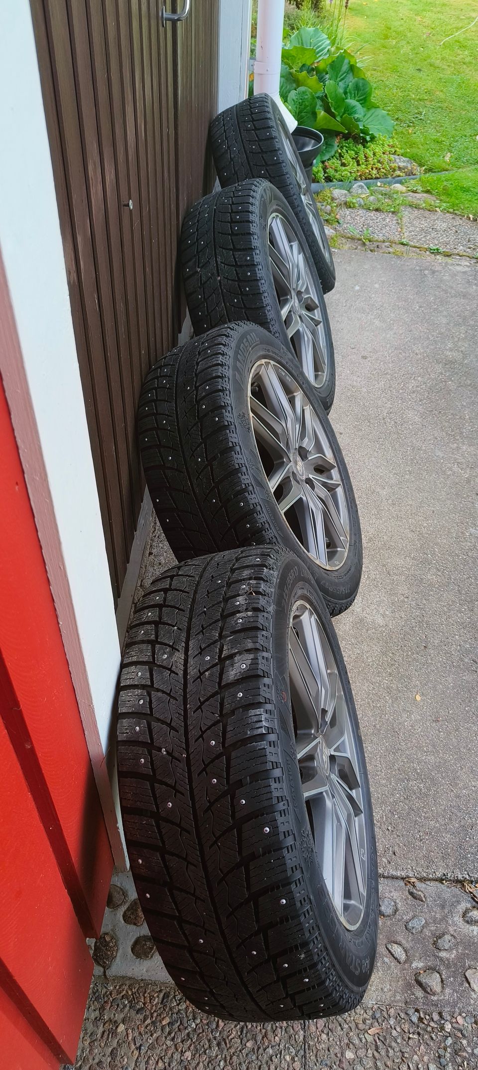 Talvirenkaat aluvanteilla 215/55R17