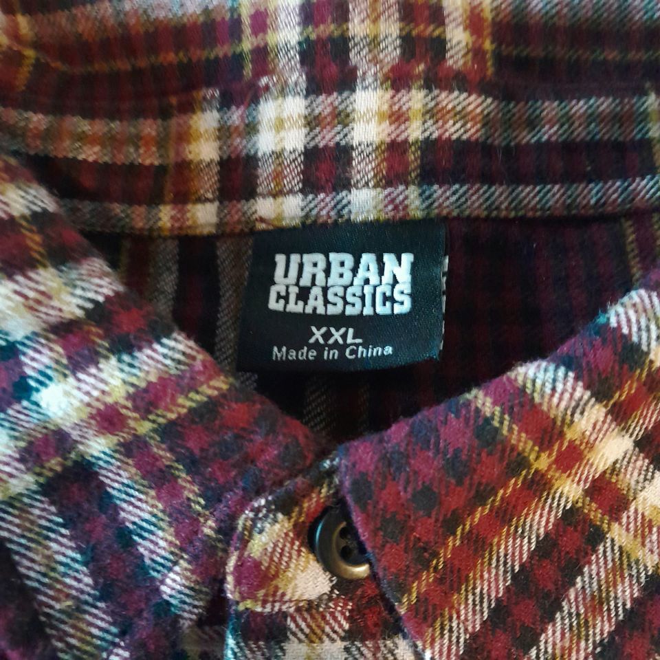 Käyttämätön Urban Classics-merkkinen flanellinen miesten paita.