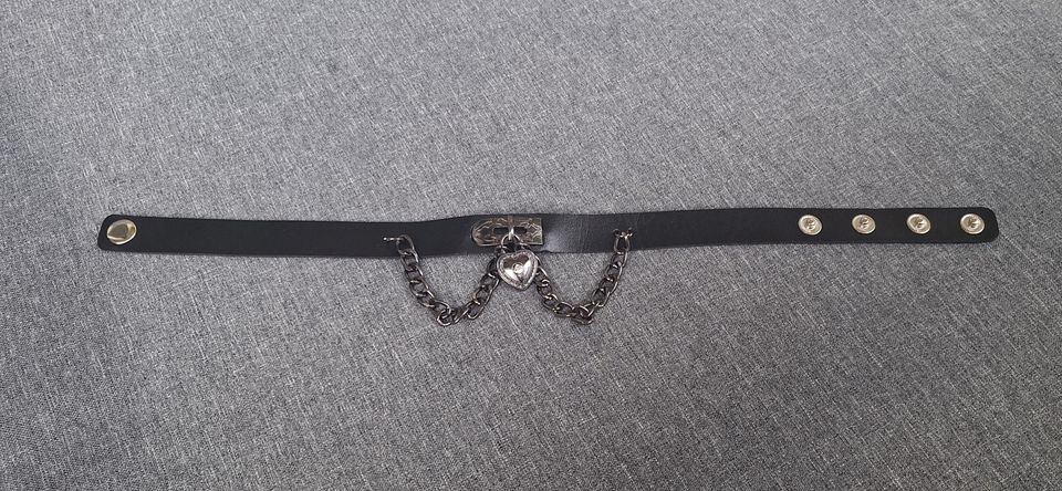 Musta choker kaulakoru