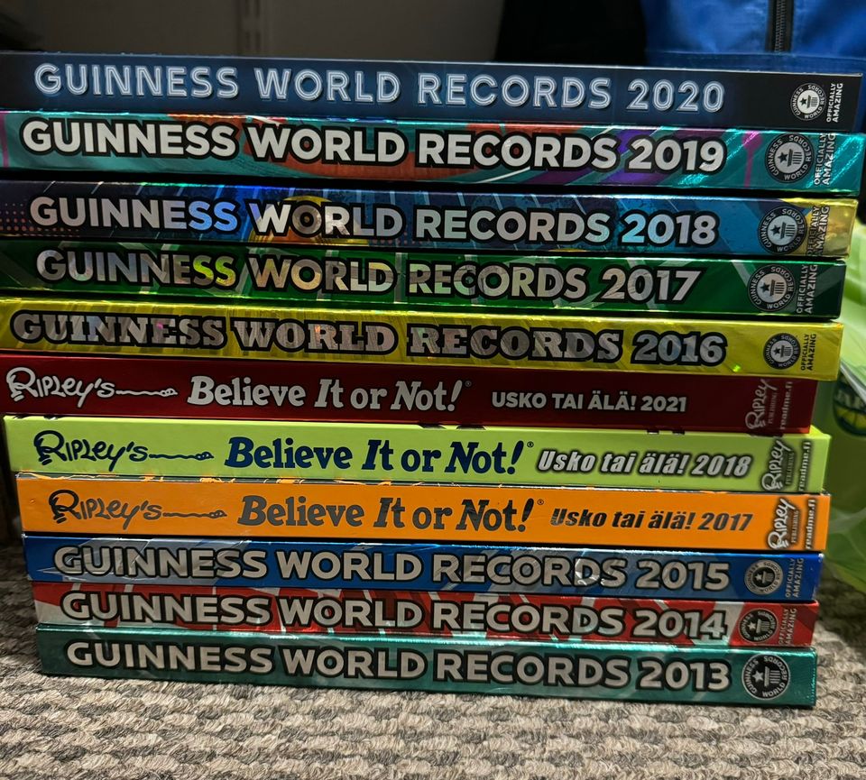 Guinness World Records (8 kpl) ja Belive It Or Not! -kirjoja (3 kpl)