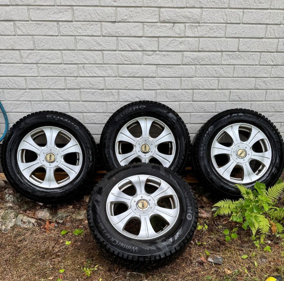 215/65r16 uudehkot Kumho nastarenkaat vanteineen