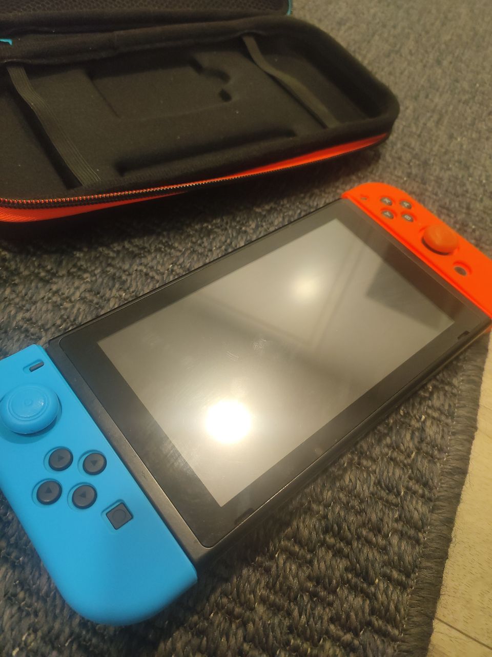 Nintendo Switch V2 + tarvikkeet