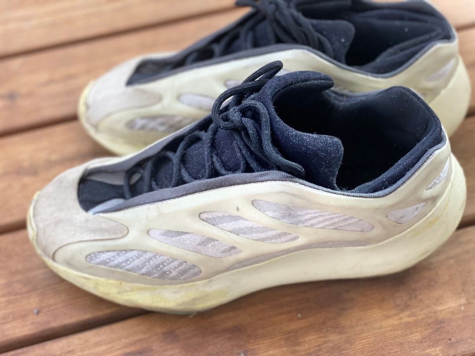 Adidas Yeezy 700