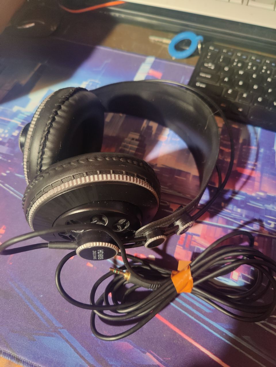 superlux hd681B kuulokkeet