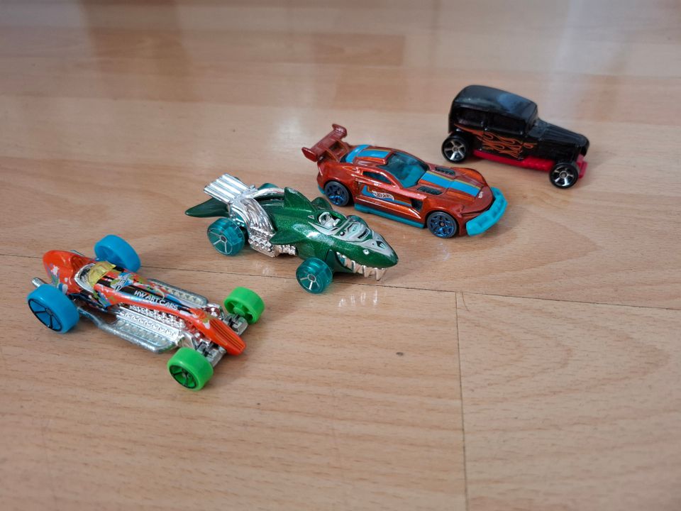 4kpl Hotwheels pikkuautoja (kasa4)