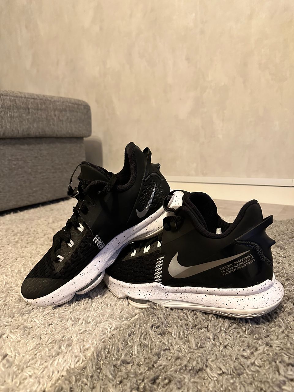 Nike Miesten LeBron Witness 5 koripallokengät musta