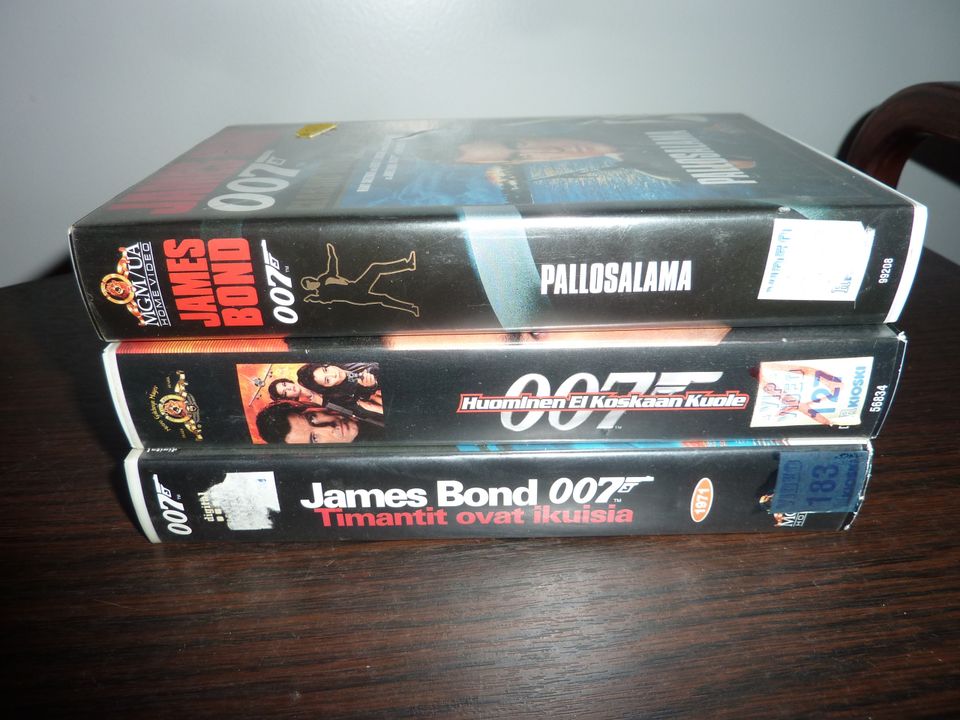 James Bond VHS-kasetteja 3 kpl