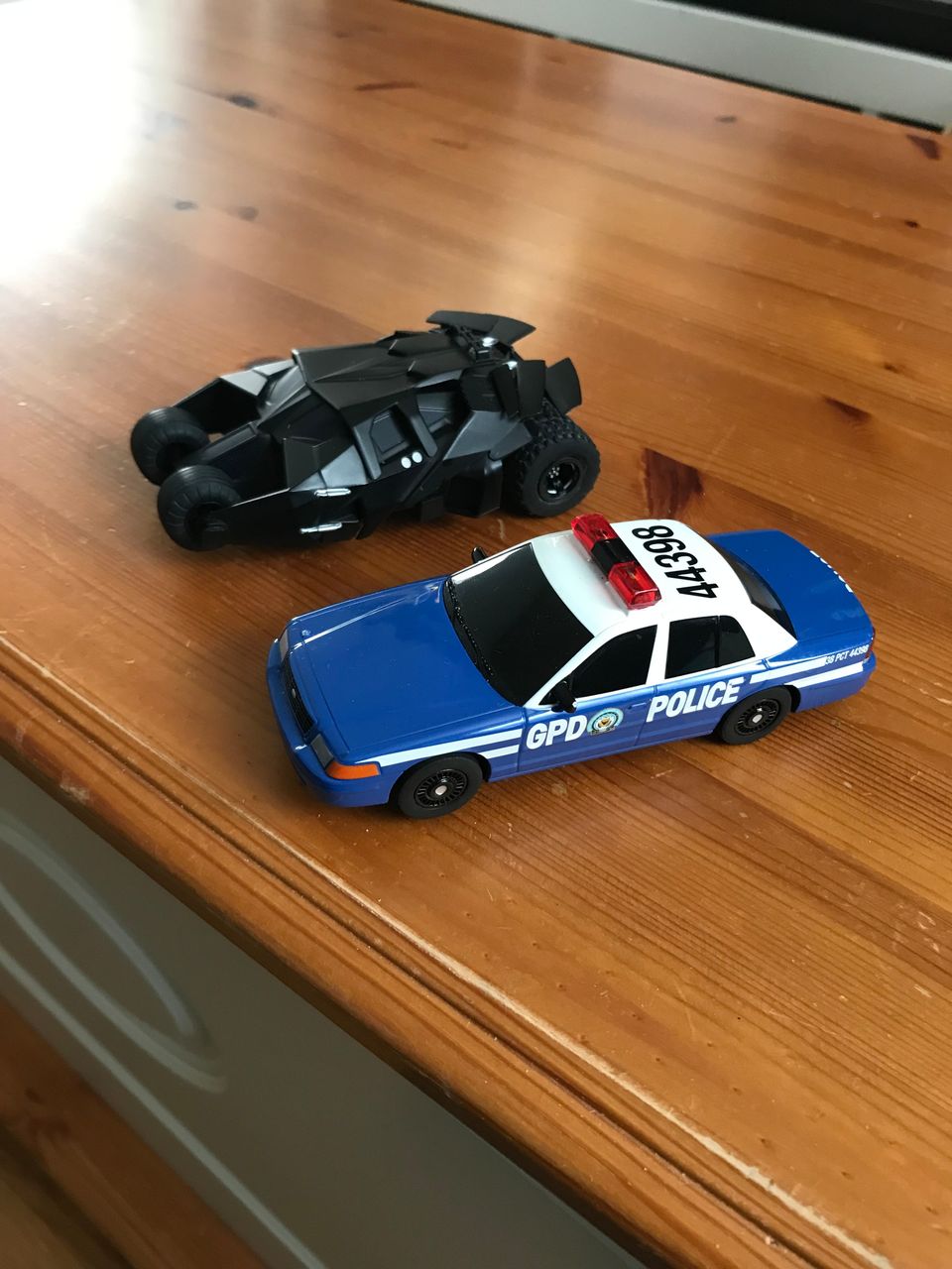 Scalextric Batmobile ja poliisiauto