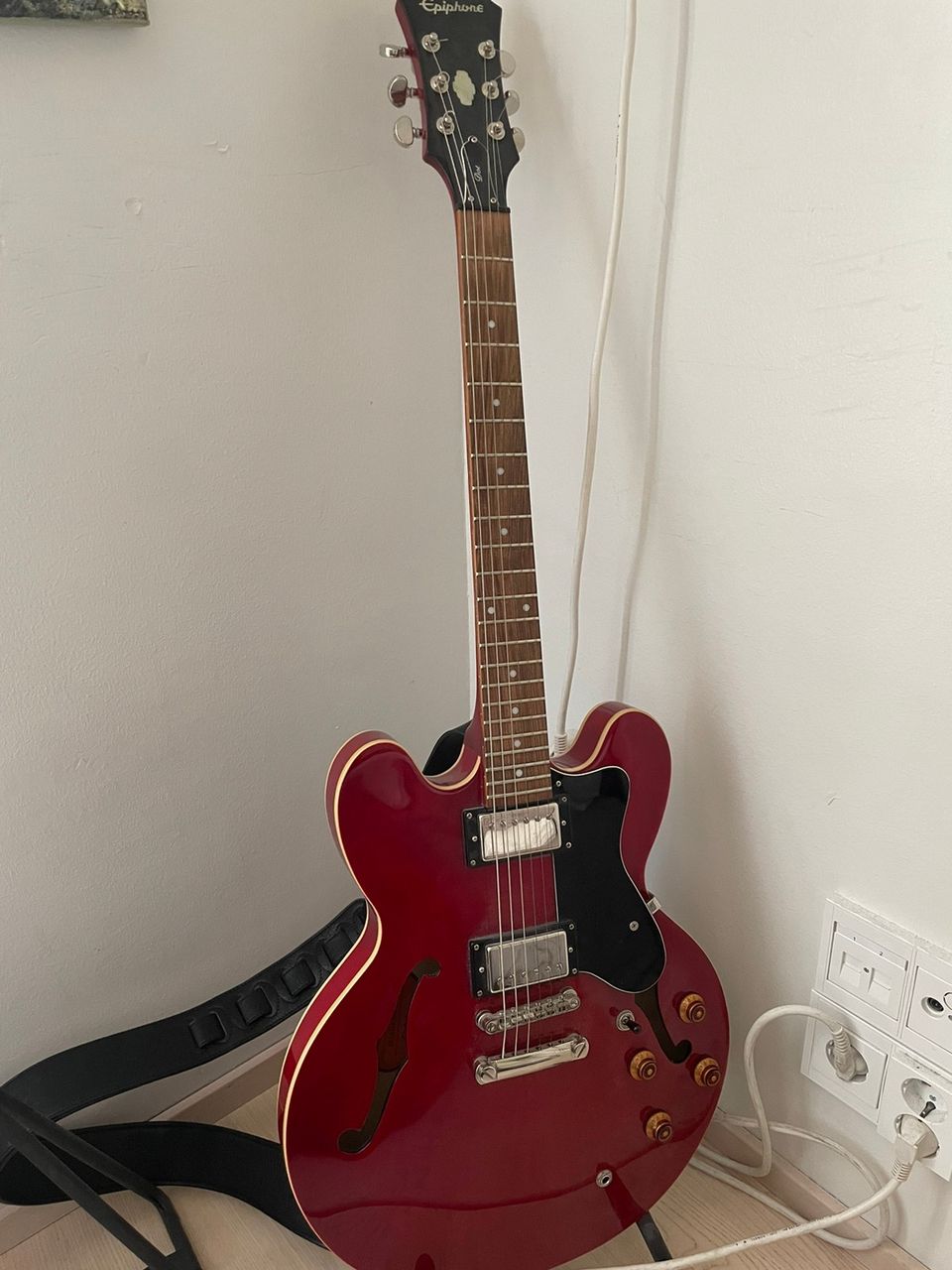 Epiphone es-335 (the dot)