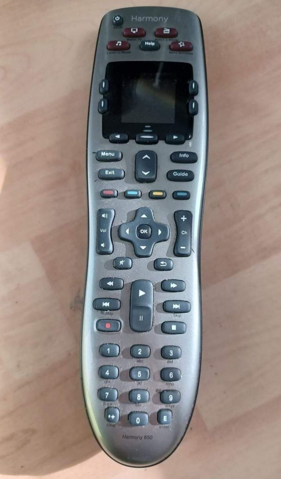 Logitech Harmony 650 yleiskaukosäädin täysin toimiva.