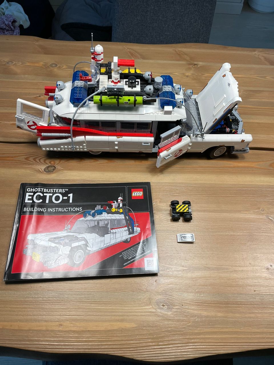 LEGO Icons Ghostbusters ECTO-1 10274