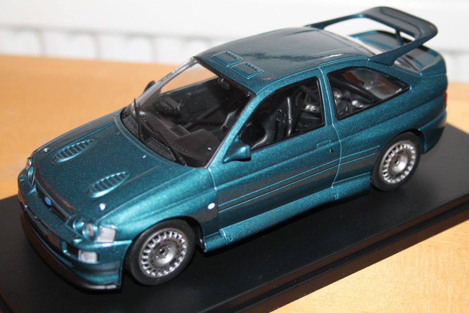 Ford Escort RS Cosworth 1994 metallinen auto paketissa 17cm 1:24 pienoismalli