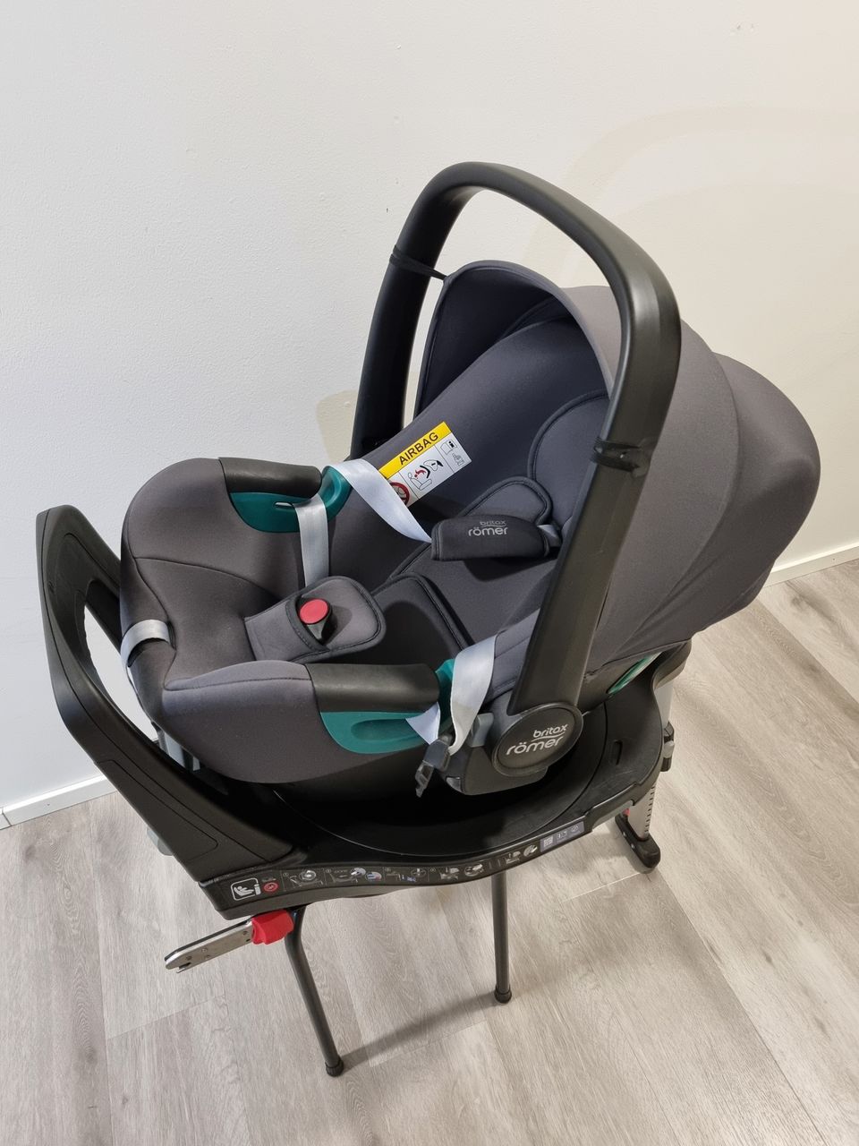 Britax Römer Baby-Safe 3 i-Size turvakaukalo ja Flex Base iSense 360°-telakka