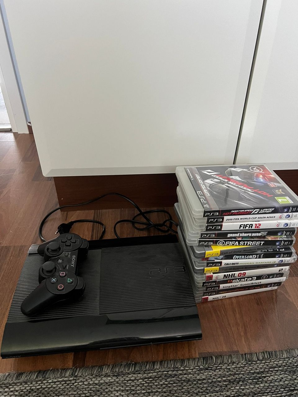 Playstation 3 konsoli + läjä pelejä