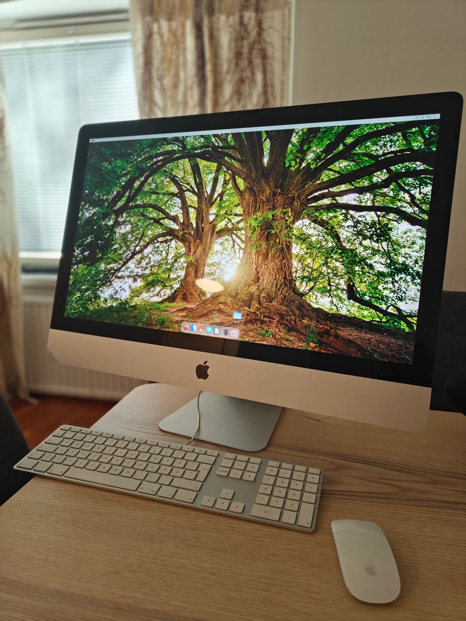 Apple iMac 27", malli A1312 (Linux-työasema)