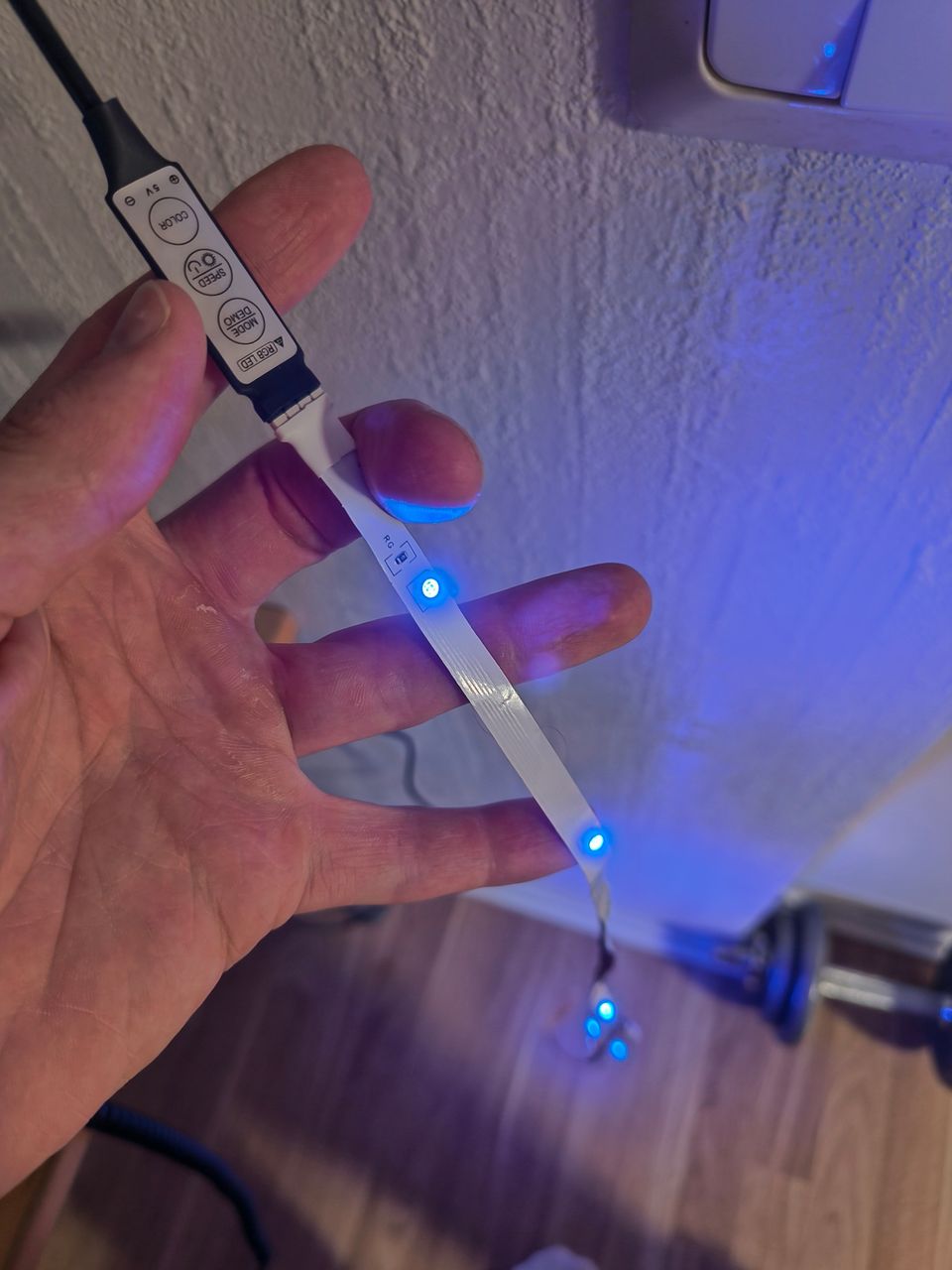 RGB LED kontrolleri tai hub / usb adapteri.