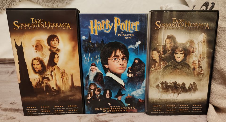 Kaksi Taru Sormusten Herrasta ja Harry Potter VHS