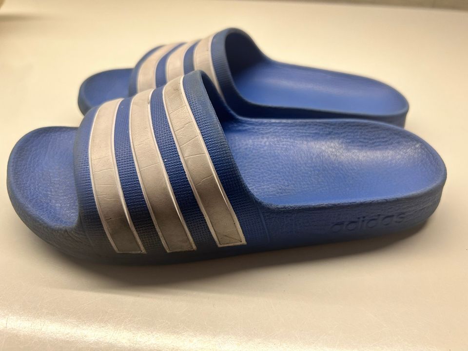 Adidas adilette sandaalit koko 33