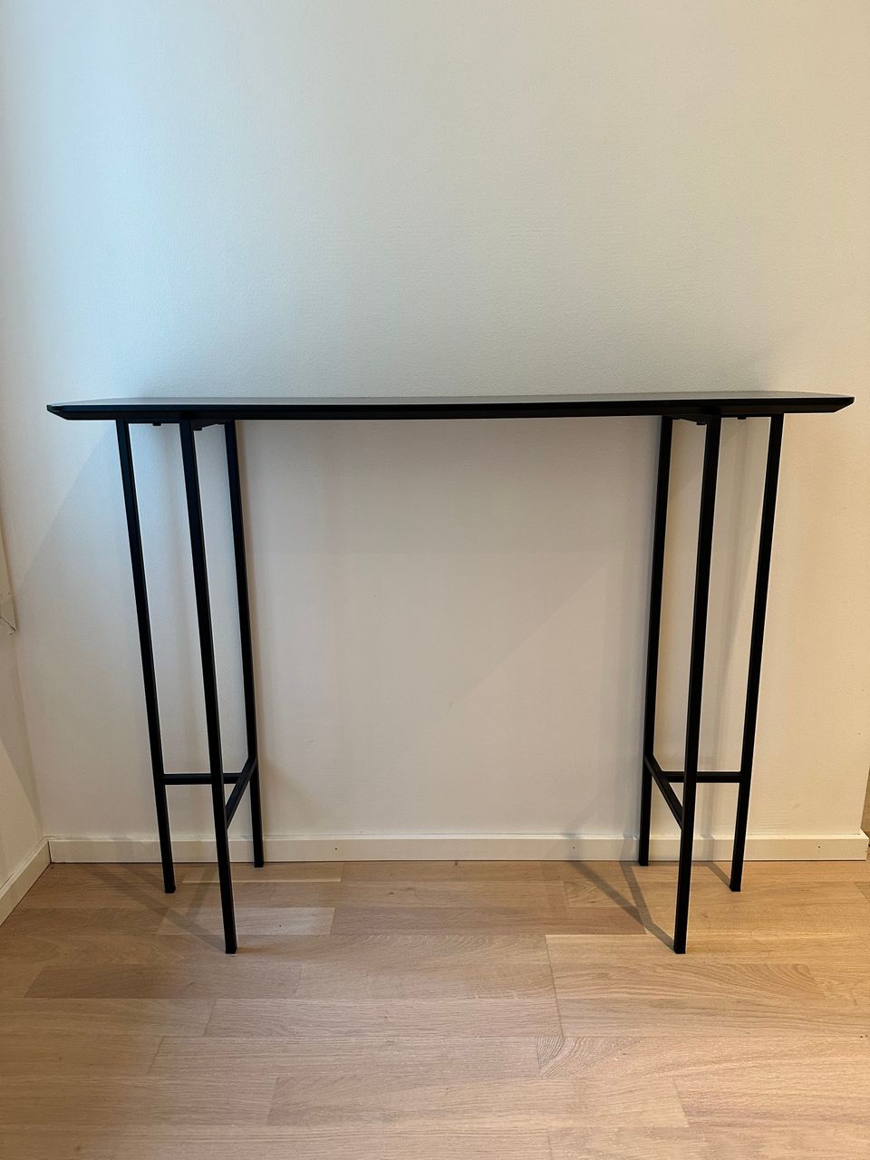 Musta konsolipöytä / Inherit console table