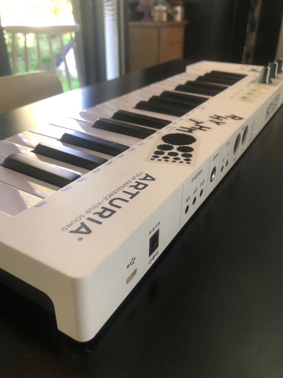 Arturia Keystep + virtalähde