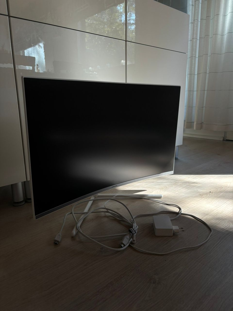 Samsung 32” 4K UHD-näyttö, valkoinen