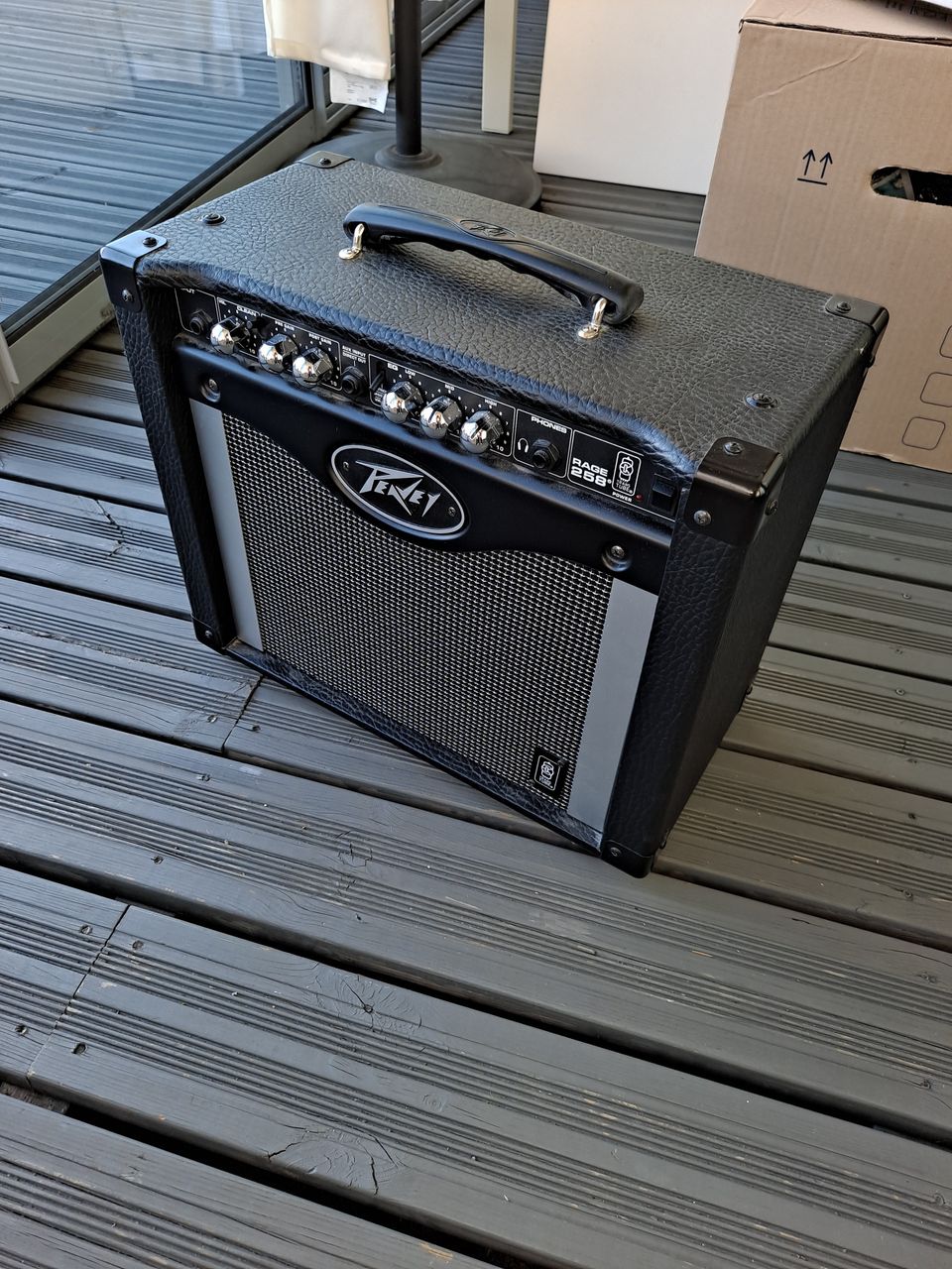 Sähkökitaran vahvistin (Peavey-RAGE 258)