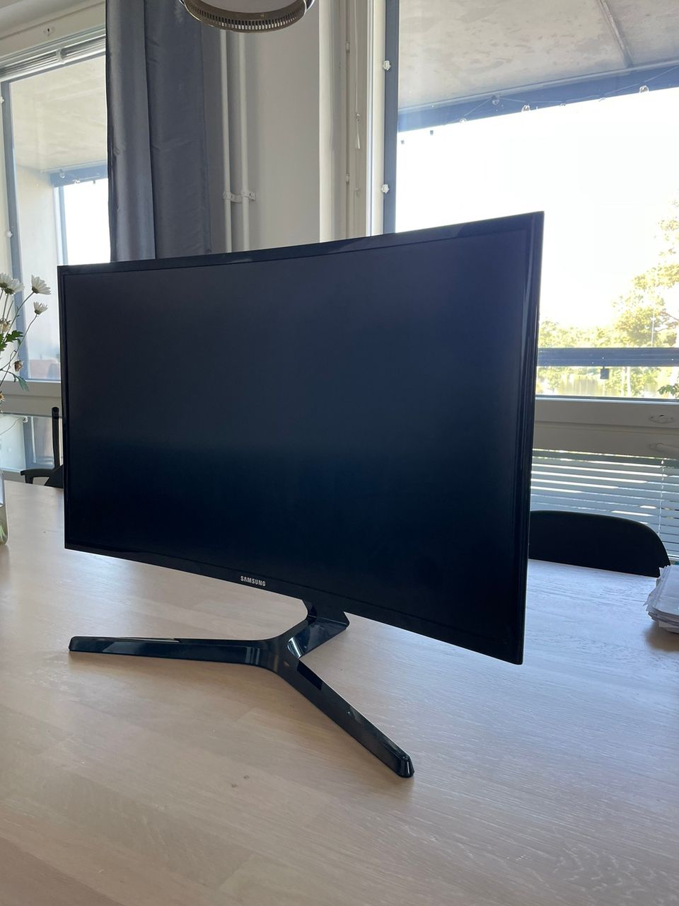 Samsung 27" curved pelinäyttö