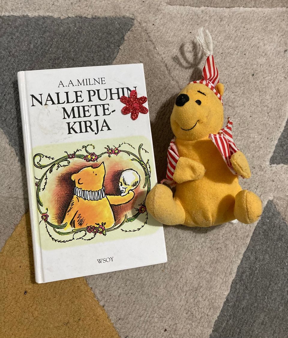 Nalle Puh -pehmo ja -kirja