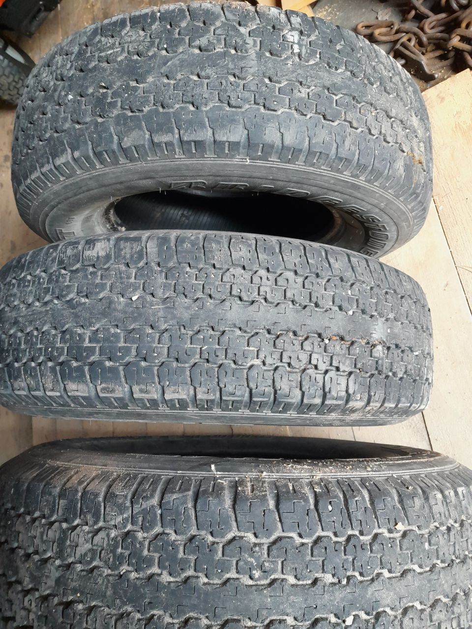 3 kpl 245/70 R16 renkaita