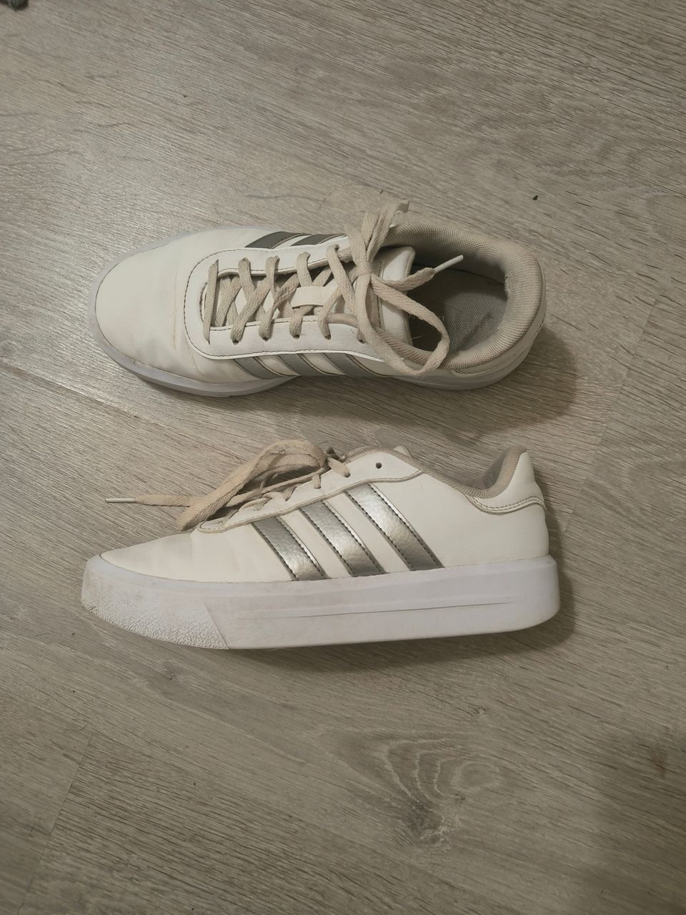 Adidas tennarit