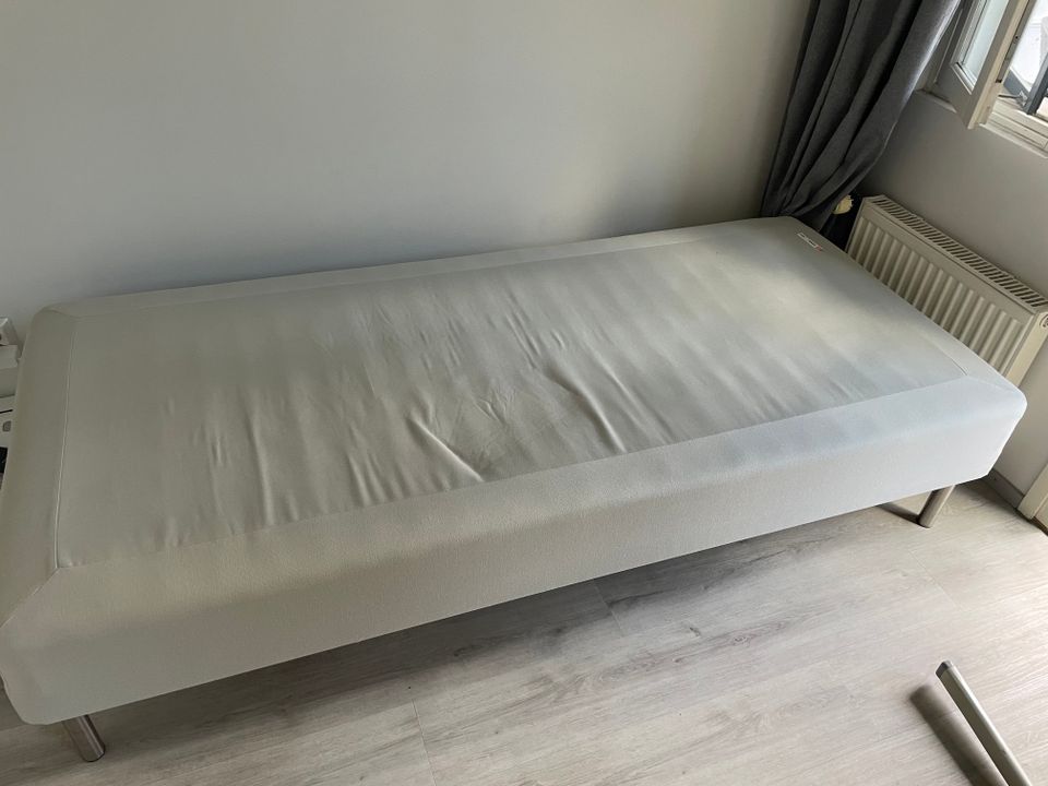 IKEA Snarum runkopatja (sänky) 90x200 + Grusnarv (Bed)