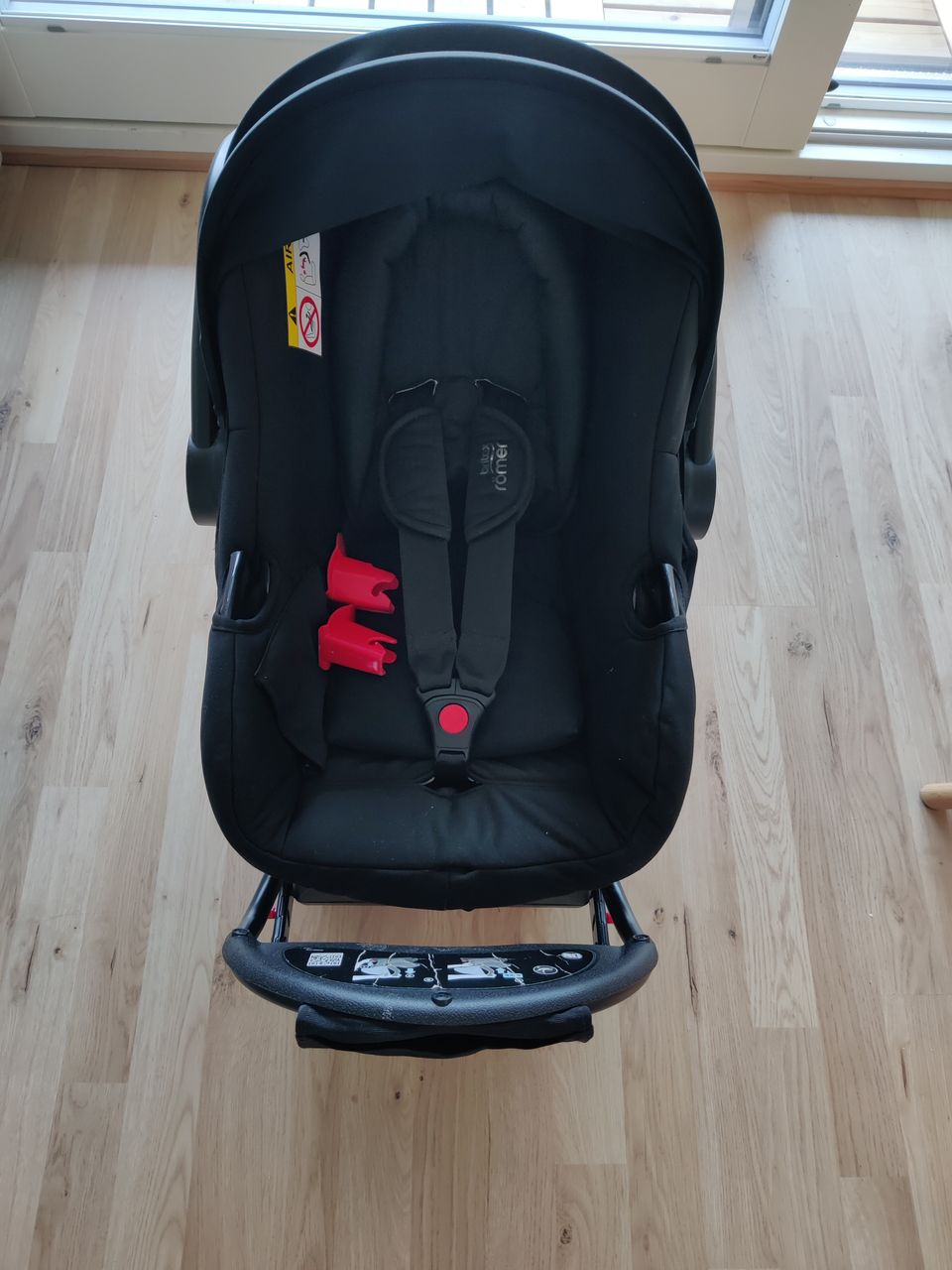 Britax Römer turvaistuin ja isofix/vyökiinnitys telakka