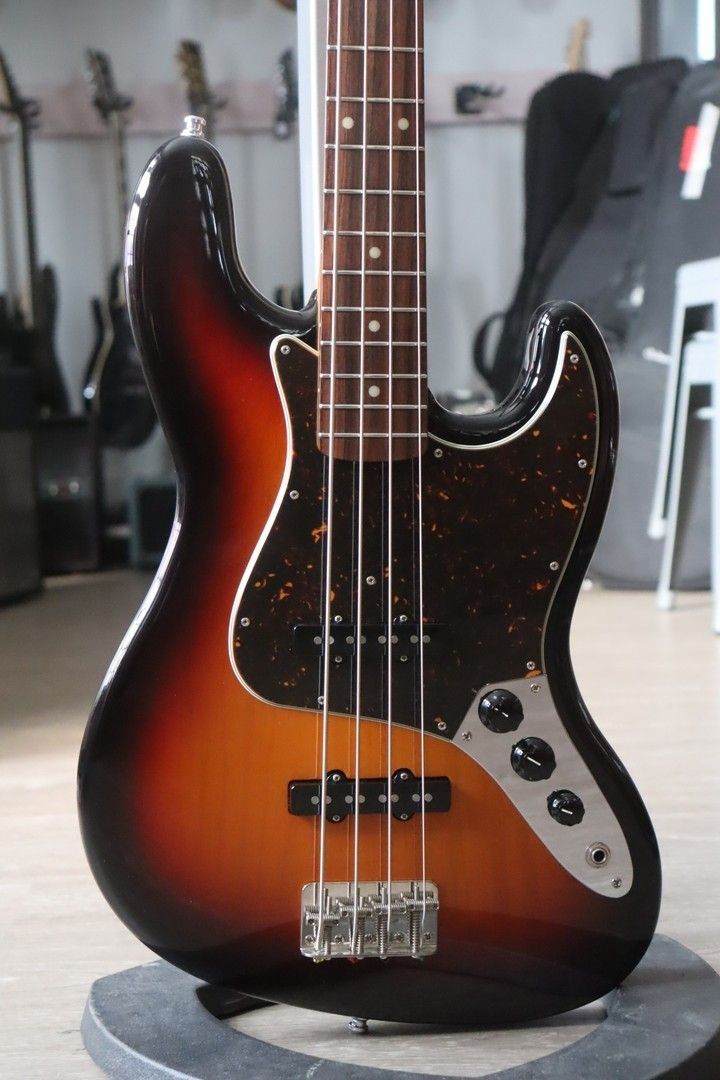 ESP Edwards E-JB-130PF 3-Tone Sunburst 2018 sähköbasso + kova laukku