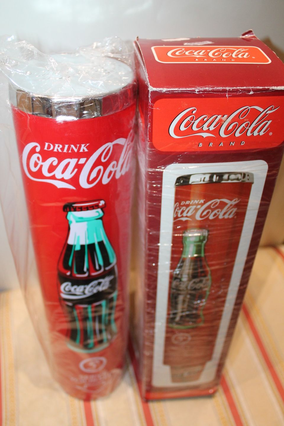 40cm vanha Coca Cola pahvimukiautomaatti + juomamukeja paketissa teline