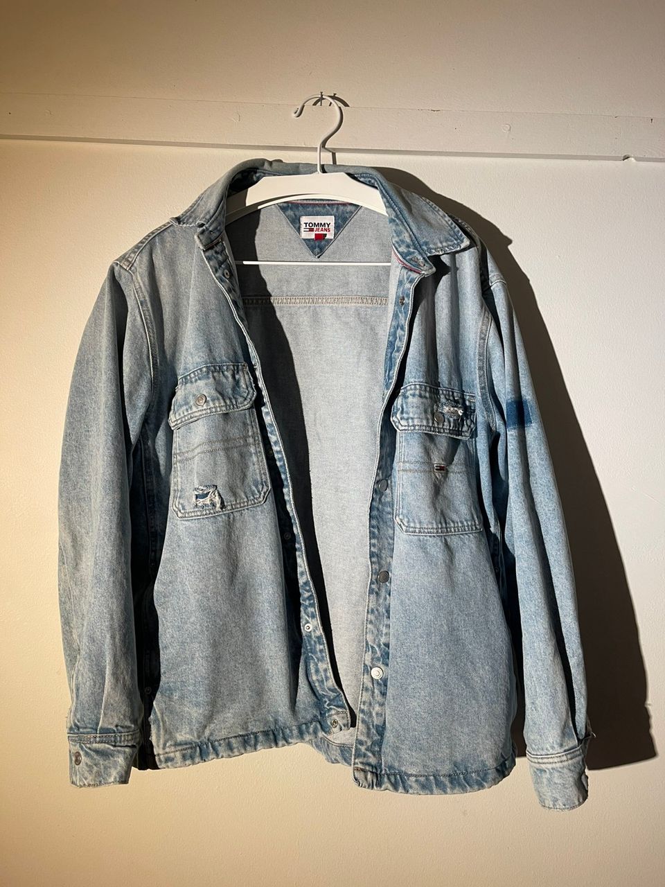 Myydään Tommy Jeans -farkkutakki, koko M