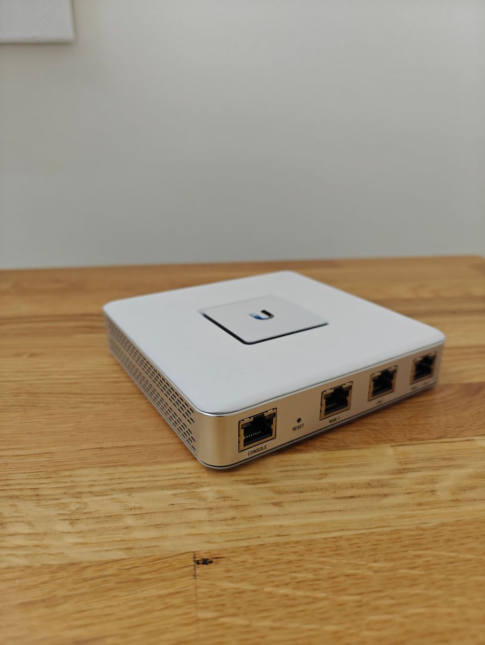 Ubiquiti UniFi USG + Cloud key