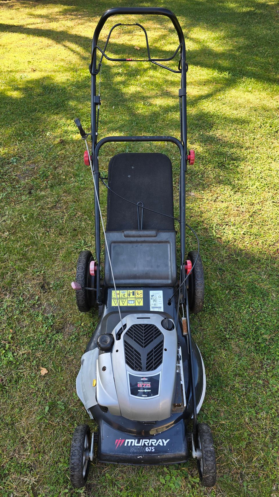 Vetävä ja keräävä ruohonleikkuri briggs&stratton