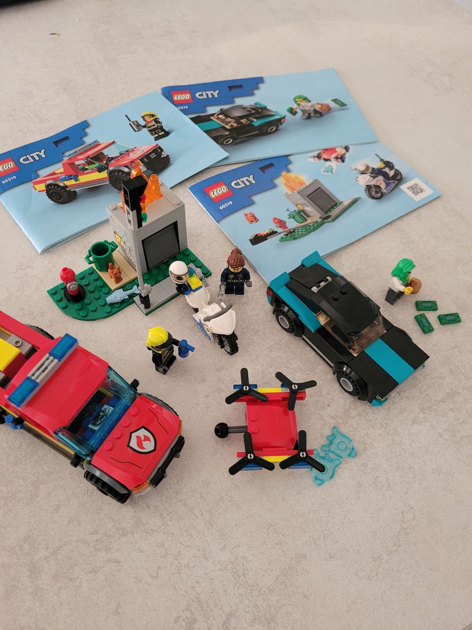 LEGO 60319 Sammutustehtävä ja poliisin takaa-ajoyksikkö