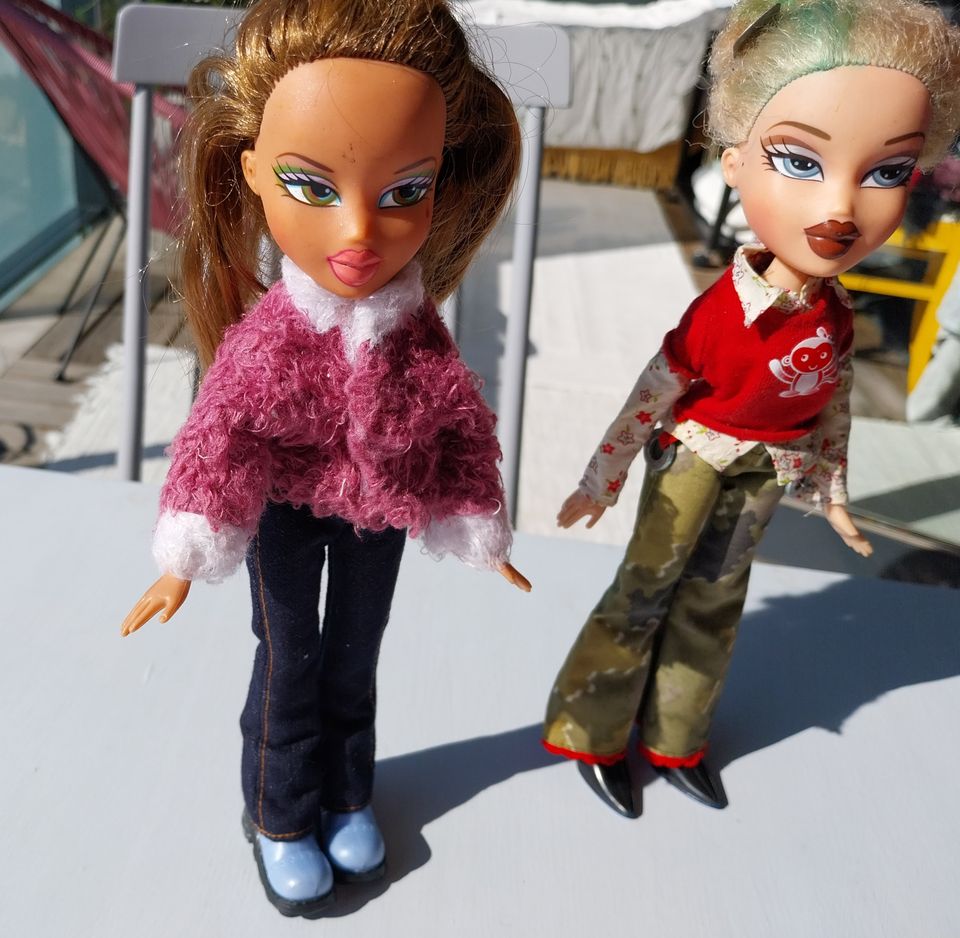 Bratz nuket  2 kpl + vaatteet,kengät,kuulokkeet