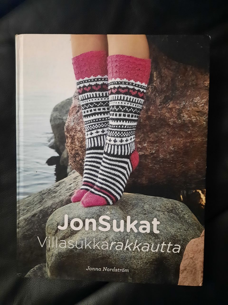 Jonsukat Villasukkarakkautta-kirja