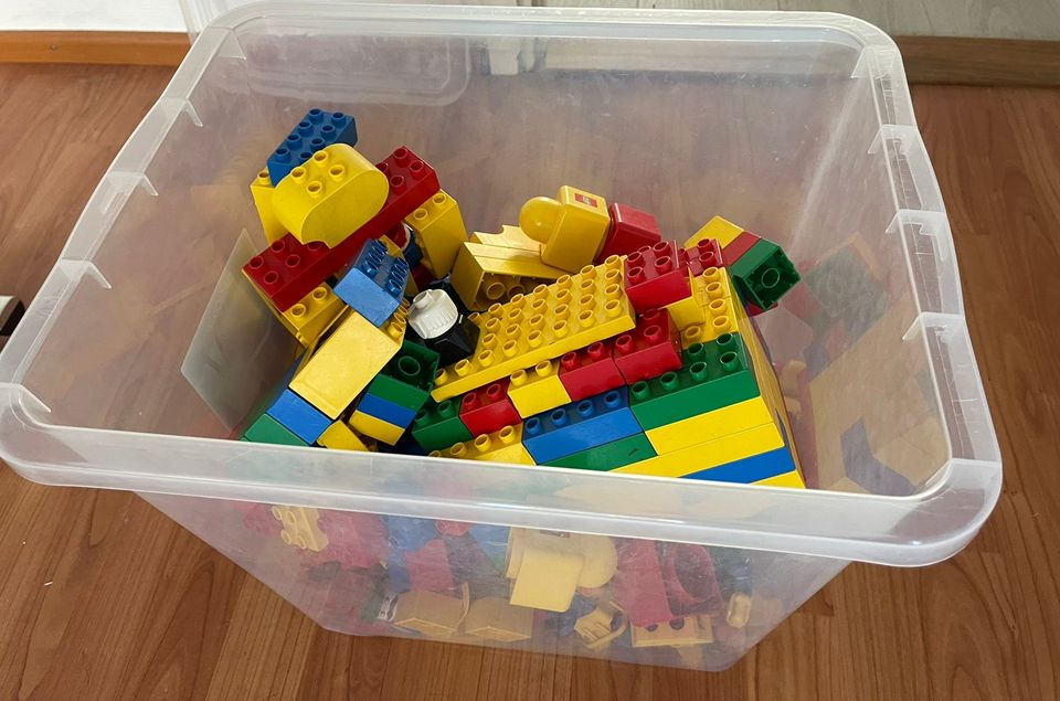 Laatikollinen Duplo legoja