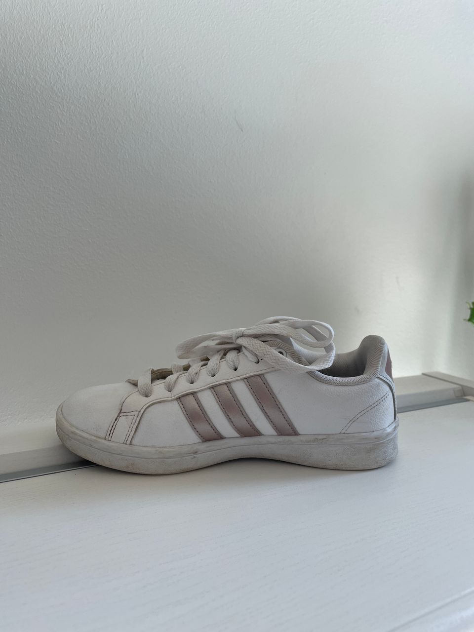 Adidaksen tennarit kokoa 36 1/3