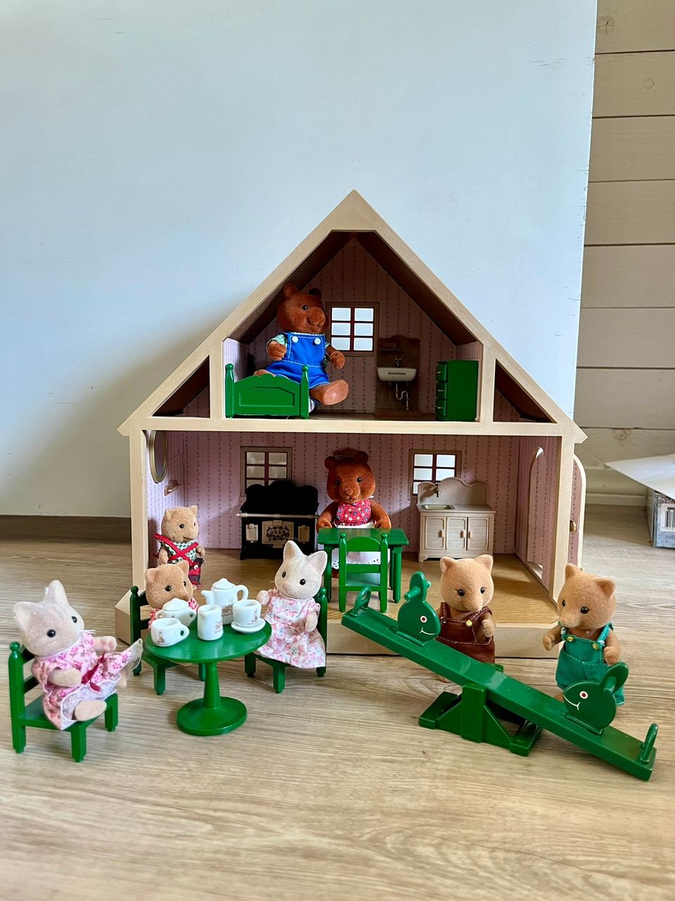 Sylvanian Families talo, hahmot ja kalusteet / VARATTU