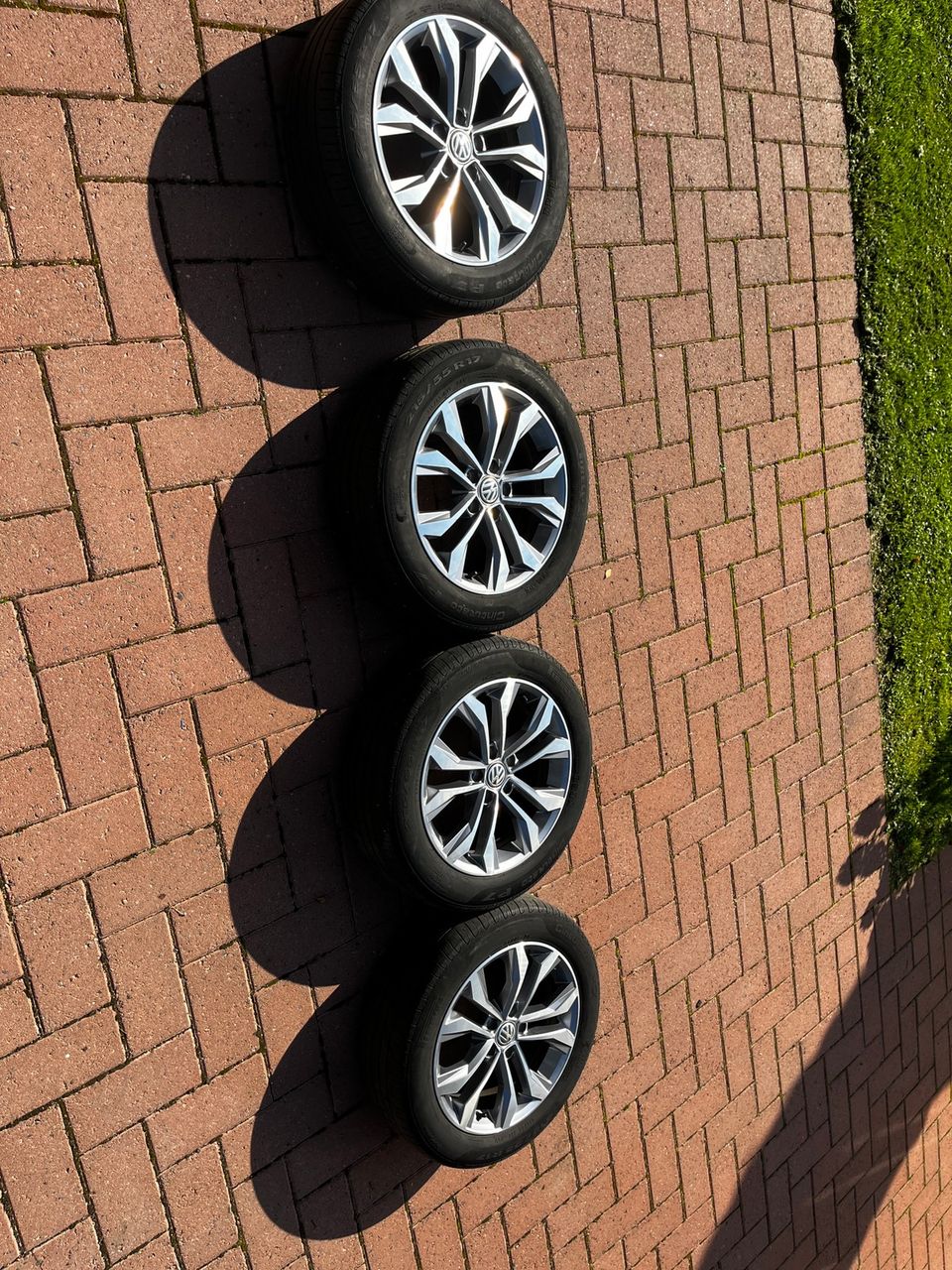 VW Passat 17” vanteet + Pirelli kesärenkaat